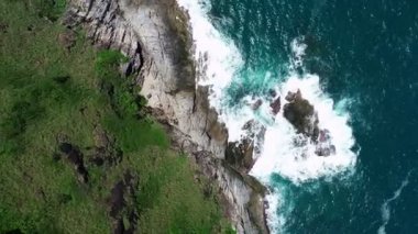 Phuket adasındaki tropik deniz manzarası. Phuket Tayland 'daki inanılmaz dalgalar deniz manzarası. 4K insansız hava aracından yüksek kaliteli görüntüler.