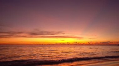 Güzel gün batımı ya da deniz üzerinde gün doğumu Altın saat deniz manzaralı gökyüzü
