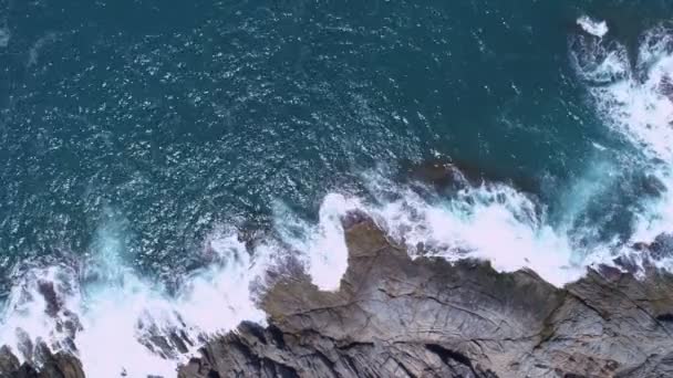 プーケット島の熱帯海の空中写真美しい海の表面プーケット島の素晴らしい波の海の風景山の景色 — ストック動画