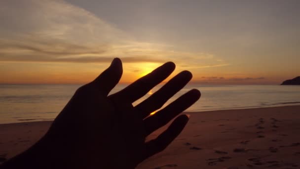 Silhuett Lycklig Man Sträcker Sin Hand Till Solen Vid Solnedgången — Stockvideo