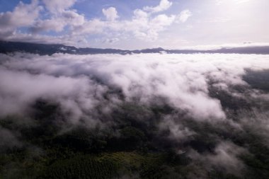 İnanılmaz manzara aydınlık manzara, güzel gün doğumu ya da gün batımı Tropikal deniz ve dağlardaki sisli sis Tayland ve Havacılık manzarası Drone kamerası yüksek açı görüntüsü