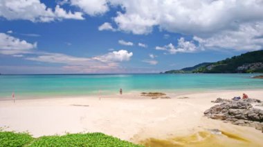 Gündüz vakti, tropikal okyanus üzerinde uçan hava görüntüleri yaz mevsiminde güzel denizler.