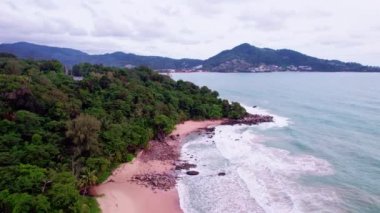 Phuket Adası 'ndaki deniz manzarası. Kayalara vuran büyük dalgalar. Doğa deniz manzarası.