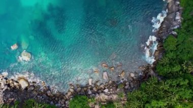 Phuket Adası 'ndaki deniz manzarası. Kayalara vuran büyük dalgalar. Doğa deniz manzarası.