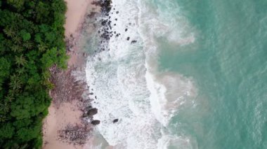 Phuket Adası 'ndaki deniz manzarası. Kayalara vuran büyük dalgalar. Doğa deniz manzarası.