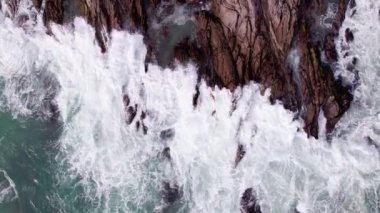 Deniz dalgalarının hava görüntüsü. Ağır çekimde okyanusa düşen deniz dalgaları. Güzel karanlık deniz yüzeyi. Tayland 'ın Phuket Adası' ndaki inanılmaz deniz dalgaları. Yüksek kaliteli görüntüler