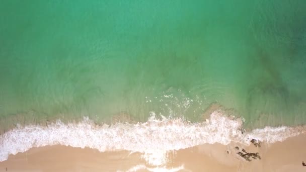 美丽的热带海砂海滩与海浪冲撞沙滩的空中风景普吉岛海滩上美丽的海面是著名的旅游胜地 — 图库视频影像