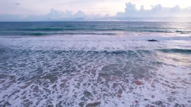 Tiro Aéreo Voar Sobre Oceano Tropical Durante Dia Mar Bonito — Vídeo de Stock