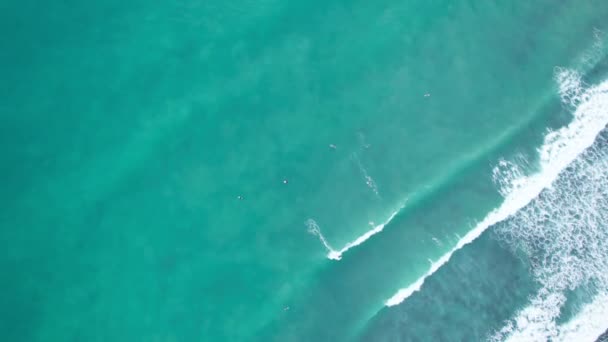 Increíble Vista Aérea Top Waves Break Tropical Sea Surfistas Con — Vídeos de Stock