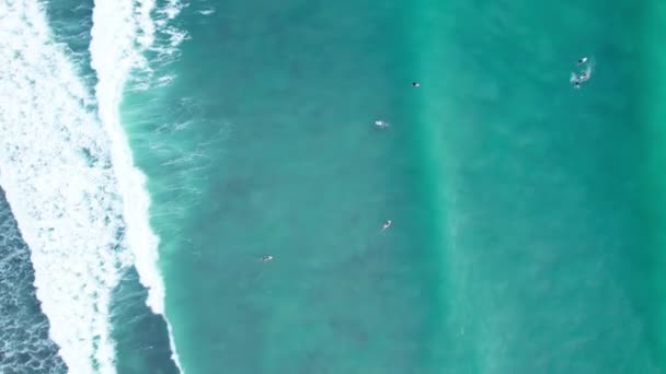 Increíble Vista Aérea Top Waves Break Tropical Sea Surfistas Con — Vídeos de Stock