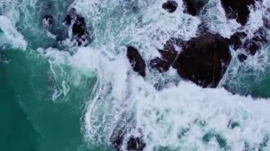 Deniz dalgalarının hava görüntüsü. Ağır çekimde okyanusa düşen deniz dalgaları. Güzel karanlık deniz yüzeyi. Tayland 'ın Phuket Adası' ndaki inanılmaz deniz dalgaları. Yüksek kaliteli görüntüler