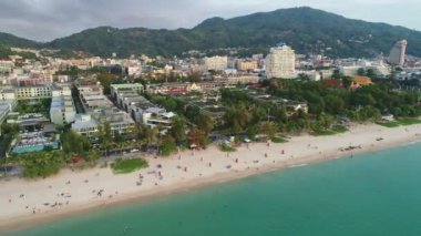 Phuket Tayland Havacılık Phuket Tayland 'daki Patong Sahili Patong Şehri manzarası güneşli yaz günlerinde güzel tropikal deniz manzarası