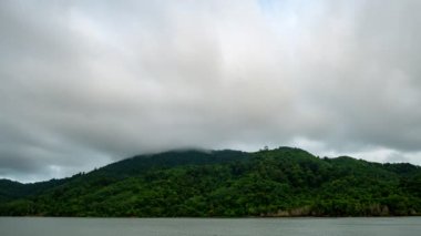 Zaman Kaydı Kara Gökyüzü ve Kara Bulut. Kara bulutlar dağların üzerinde hızla hareket ediyor. Kara fırtınalı, bulutlu, yağmurlu, zaman aşımlı fırtına bulutları. Kötü hava günü.