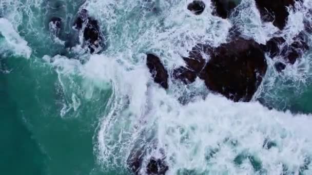 Vista Aerea Telecamera Drone Onde Marine Che Schiantano Rocce Oceaniche — Video Stock