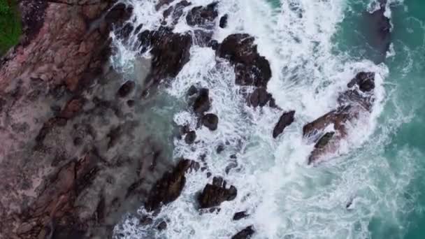 Vista Aerea Telecamera Drone Onde Marine Che Schiantano Rocce Oceaniche — Video Stock