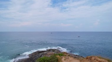 Phuket adasındaki deniz manzarası. Phuket Tayland 'daki inanılmaz dalgalar deniz manzarası. 4K insansız hava aracından yüksek kaliteli görüntüler.