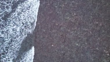 Phuket adasındaki deniz manzarası. Phuket Tayland 'daki inanılmaz dalgalar deniz manzarası. 4K insansız hava aracından yüksek kaliteli görüntüler.