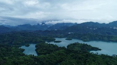 Tayland 'daki tropikal dağ zirvesinin insansız hava aracı görüntüsü güzel takımadalar Tayland manzaralı dağlar Khao Sok Ulusal Parkı' ndaki göl manzarası inanılmaz doğa manzarası