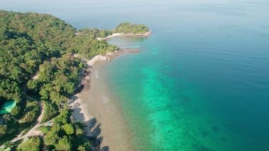 Phuket adasındaki deniz manzarası. Phuket Tayland 'daki inanılmaz dalgalar deniz manzarası. 4K insansız hava aracından yüksek kaliteli görüntüler.