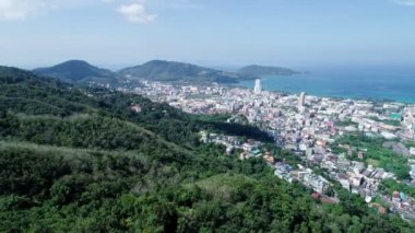 Phuket Tayland Havacılık Manzarası Okyanusu. Phuket Körfezi Patong Körfezi 'nde önü dağ manzaralı. Patong şehrinin manzarası güneşli yaz gününde.