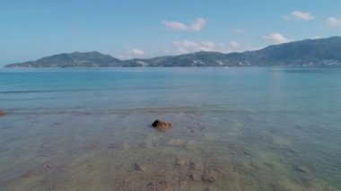 Phuket adasındaki deniz manzarası. Phuket Tayland 'daki inanılmaz dalgalar deniz manzarası. 4K insansız hava aracından yüksek kaliteli görüntüler.