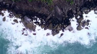 Phuket adasındaki deniz manzarası. Phuket Tayland 'daki inanılmaz dalgalar deniz manzarası. 4K insansız hava aracından yüksek kaliteli görüntüler.