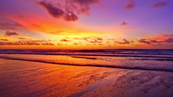 美丽的天空日落或日出在海面上美丽的波浪迷人的微光黄昏的天空日落 电影镜头美丽的自然景观 — 图库视频影像