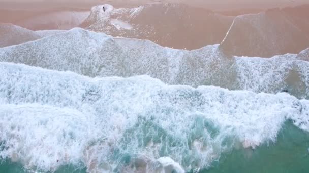 Πολύχρωμο Θάλασσα Παραλία Όμορφα Κύματα Αφρού Και Splashing Στην Άμμο — Αρχείο Βίντεο