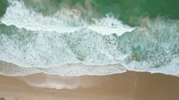 优质的脚步声 多彩的海滨美丽的波浪在沙滩上飞溅起泡 泰国普吉大海中美丽的海浪旅行和旅游背景 — 图库视频影像