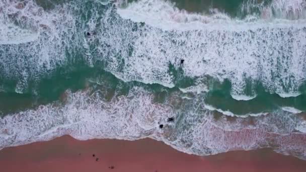 高品質の映像 カラフルな海のビーチの美しい波ビーチの砂の上で泡立ち スプラッシング 海の海 プーケットの美しい波 タイ王国の旅行とツアーの背景 — ストック動画