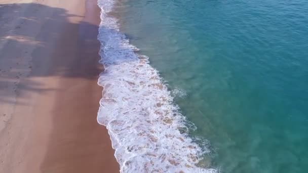 Filmagem Alta Qualidade Praia Colorida Mar Belas Ondas Espumando Salpicando — Vídeo de Stock