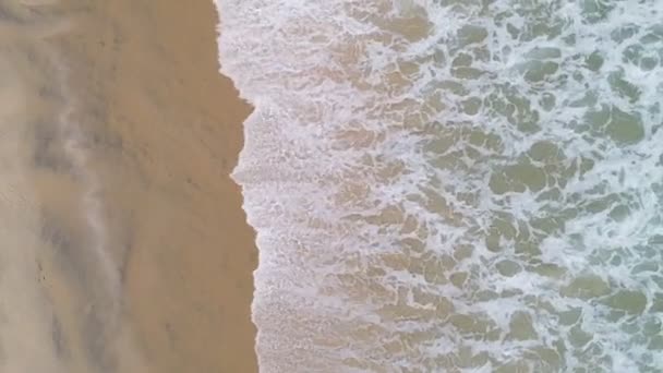 Filmagem Alta Qualidade Praia Colorida Mar Belas Ondas Espumando Salpicando — Vídeo de Stock