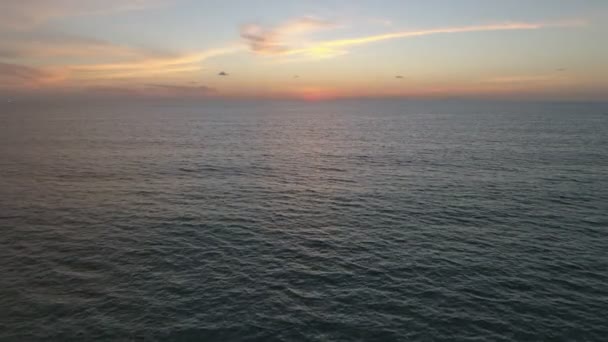 空中风景美丽的日落或日出在海面上美丽的波浪迷人的微光黄昏的天空日落 电影无人机拍摄的动态镜头美丽的自然光海景 — 图库视频影像