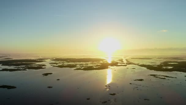 Вид Воздуха Красивый Вид Закат Восход Солнца Над Поверхностью Воды — стоковое видео