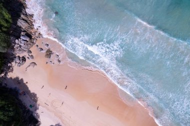 Muhteşem pastel pembe kumsal manzarası ve turkuaz deniz fotokopi alanı mevcut doğa arka plan yüksek açılı deniz manzarası. Yaz sezonu selamlama arkaplanı