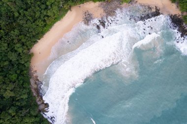 Laemsing plajı Phuket Tayland 'da bulunan güzel Phuket Adası' ndaki Tropikal sahil manzarası inanılmaz.