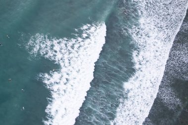 Sörf tahtaları ile tropikal deniz sörfçüleri üzerinde inanılmaz hava manzarası Phuket Tayland 'daki güzel okyanus üzerindeki deniz dalgalarının hava aracı görüntüsü.