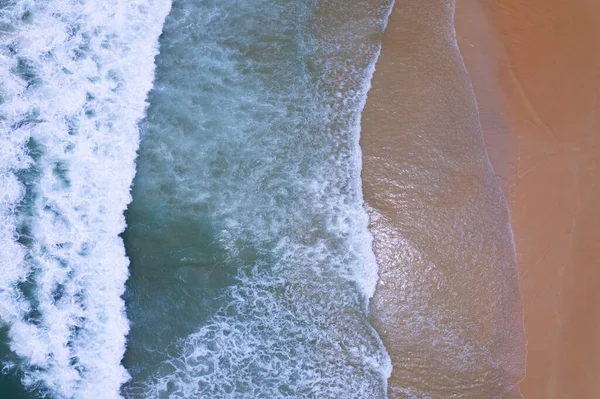Πάνω Άποψη Της Εκπληκτικής Παραλίας Κύματα Και Τυρκουάζ Θάλασσα Αντίγραφο — Φωτογραφία Αρχείου