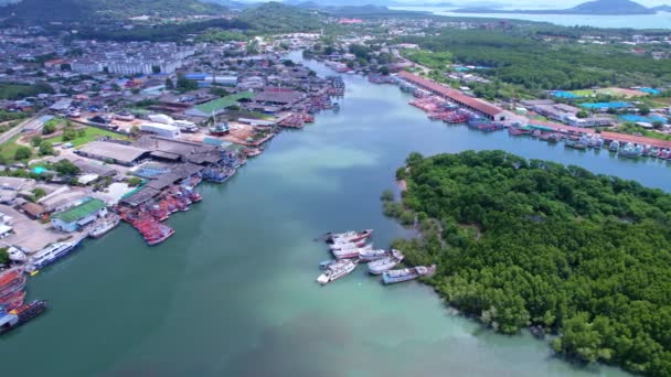 Letecký Pohled Dron Kamera Lodí Koh Sirey Rybářský Přístav Phuket — Stock video