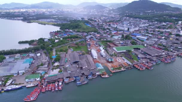 Letecký Pohled Dron Kamera Lodí Koh Sirey Rybářský Přístav Phuket — Stock video