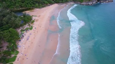 Sahilde köpüren ve su sıçratan güzel dalgalar. Okyanus denizi. Phuket Tayland 'da açık denizde güzel dalgalar seyahat ve turne arka planında