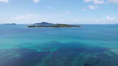 Phuket Adası 'ndaki deniz kıyısı manzarası. Phuket Tayland' daki inanılmaz dalgalar deniz manzarası. 4K insansız hava aracından yüksek kaliteli görüntüler.