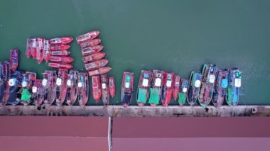 Limandaki balıkçı teknelerinin ve balık pazarındaki ahşap balıkçı teknelerinin manzarası Phuket Tayland