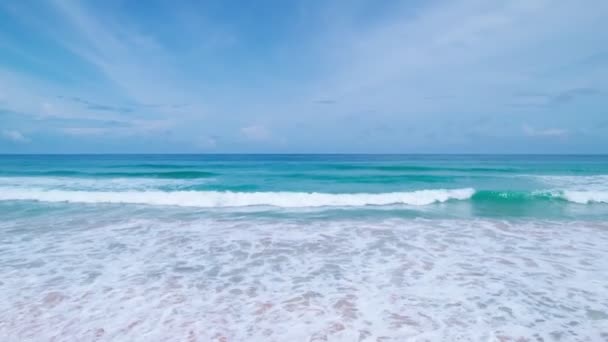 高品質の映像トップビュー海のビーチの美しい波ビーチの砂の上で泡立ち 水しぶき 海の海 プーケットの美しい波 タイ王国の旅行とツアーの背景 — ストック動画
