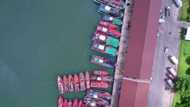 在泰国普吉岛渔市看到的港口渔船与木制渔船的头像 — 图库视频影像