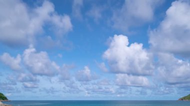 İnsanların hızlı hareketi ve yaz beyaz bulutları denizin üzerinde akıyor. Nai Harn plajı Phuket Tayland 'da güzel bir havanın tadını çıkaran insanlar.