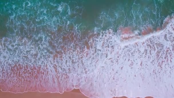 高品質の映像トップビュー海のビーチの美しい波ビーチの砂の上で泡立ち 水しぶき 海の海 プーケットの美しい波 タイ王国の旅行とツアーの背景 — ストック動画