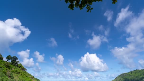 Час Лапс Руху Людей Літні Білі Хмари Течуть Через Море — стокове відео