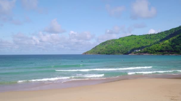 Hermosa Playa Con Olas Mar Abierto Phuket Tailandia Travel Tour — Vídeos de Stock