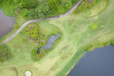 Güzel yeşil golf sahasının hava görüntüsü ve spor arka planı ve seyahat için yeşil üstten aşağı görüntü inanılmaz bir manzara